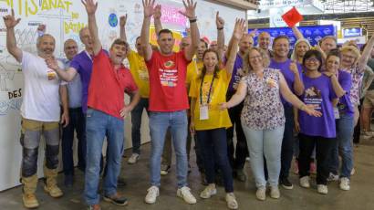 Equipe de personnes souriantes a un salon