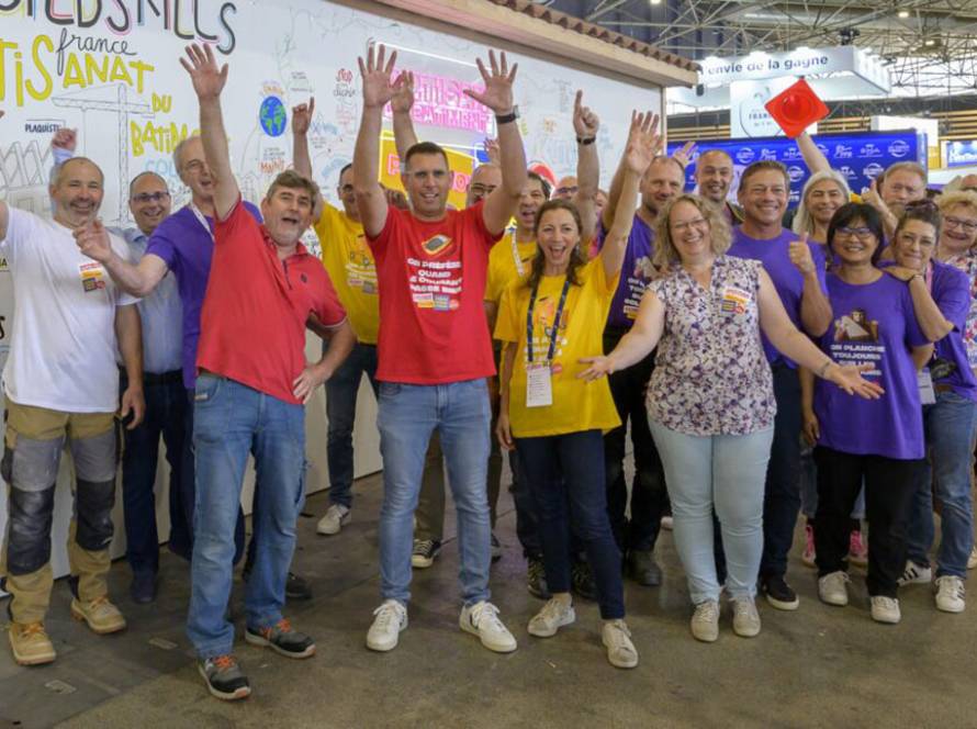 Equipe de personnes souriantes a un salon