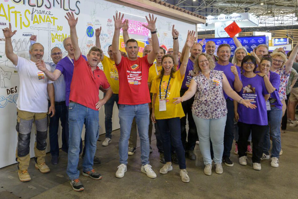 Equipe de personnes souriantes a un salon