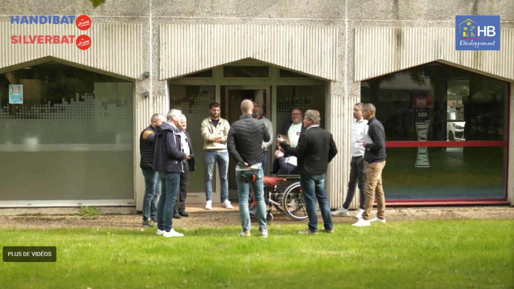 Photo d'un groupe de personne en train de discuter à l'extérieur d'un bâtiment de formation